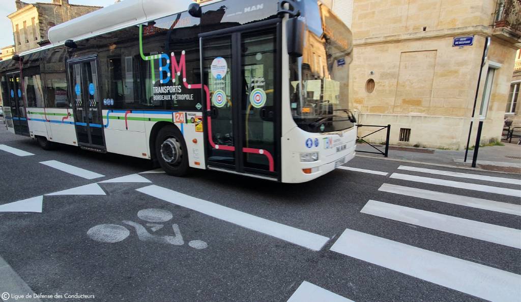 bus franchissant un ralentisseur